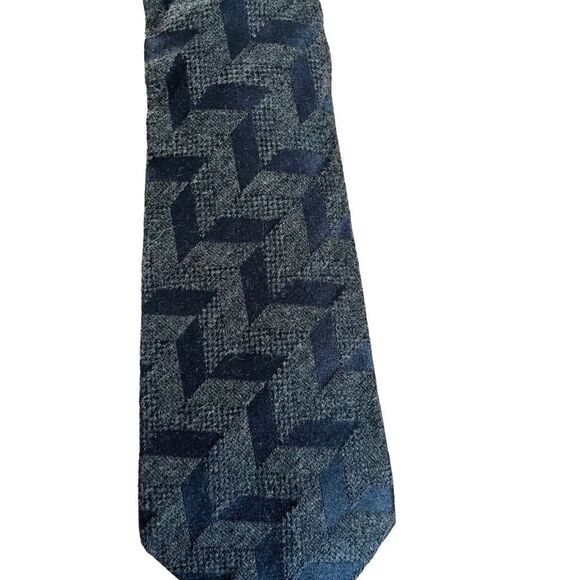 ARMANI Collezioni gray/darker gray pattern tie, 61% viscose, 39% silk. - Picture 4 of 5